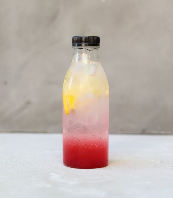 Содовая, лимонный фреш, сироп клубники