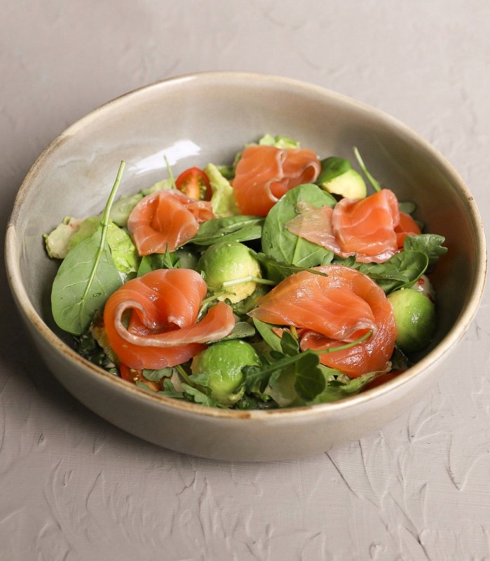 Микс салатов,руккола,шпинат,авокадо,черри,огурец свежий,слабосоленый лосось