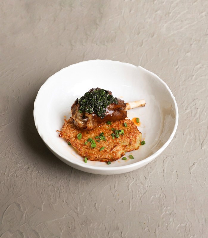 Томленая ножка ягненка с картофельным драником 