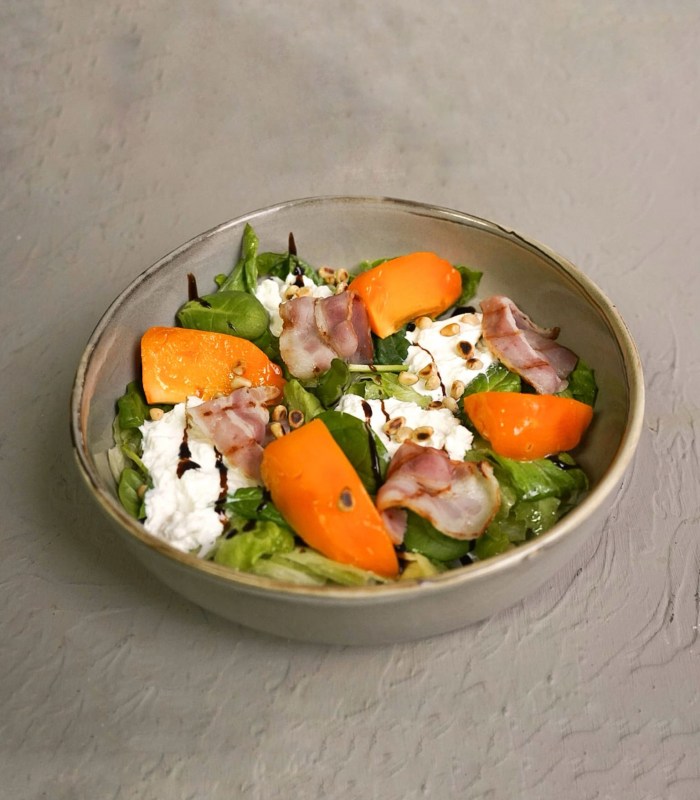 Салат с хурмой и страчателлой