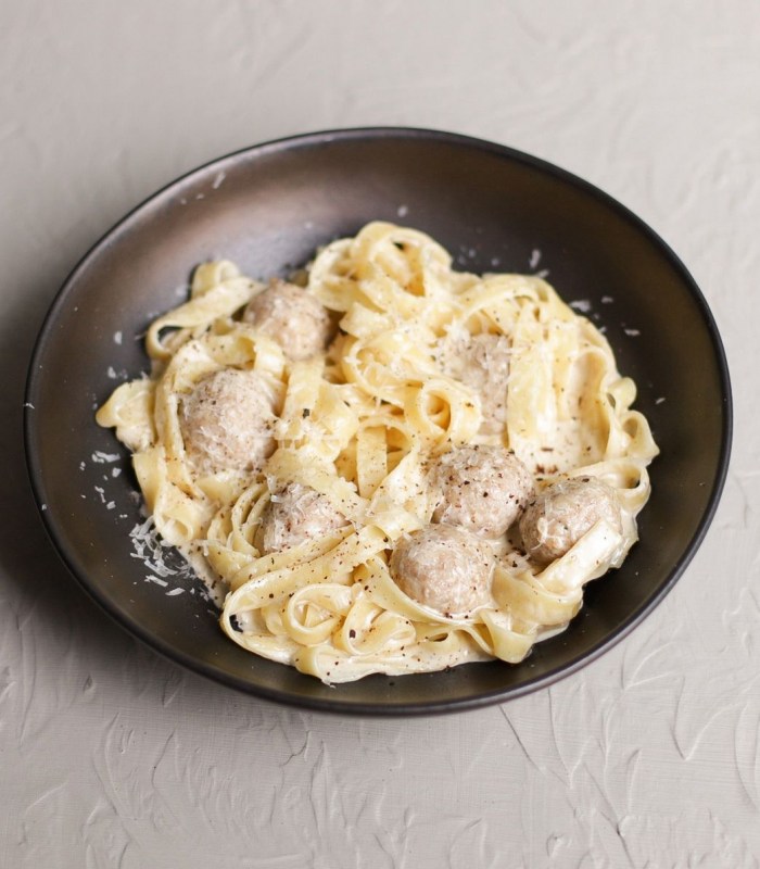 Паста с фрикадельками из бедра цыплёнка