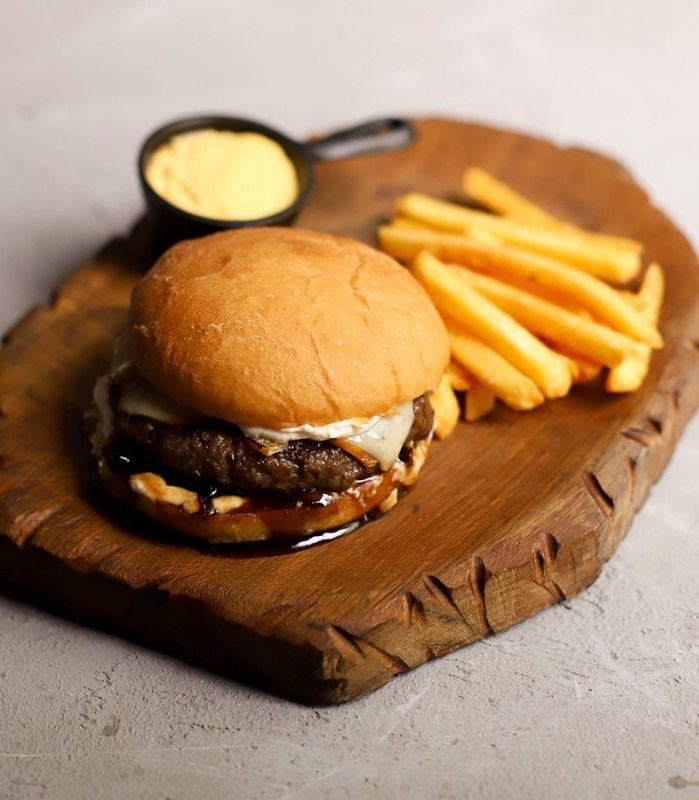 Бургер с копченым сыром